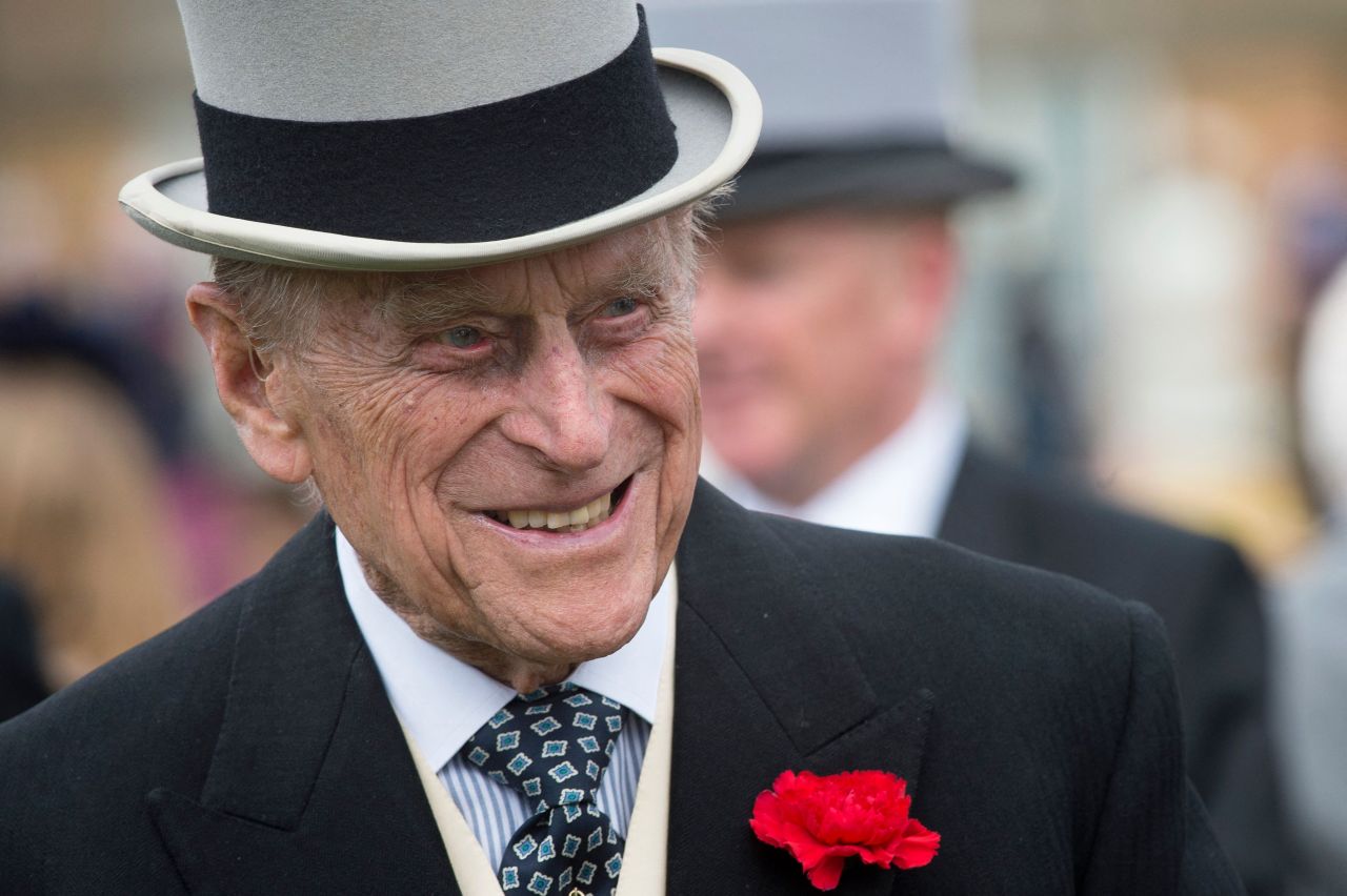 In this file photo taken on May 16, 2017 Britain's Prince Philip, Duke of Edinburgh greets guests at a garden party at Buckingham Palace in London on May 16, 2017. (AFP-Yonhap)