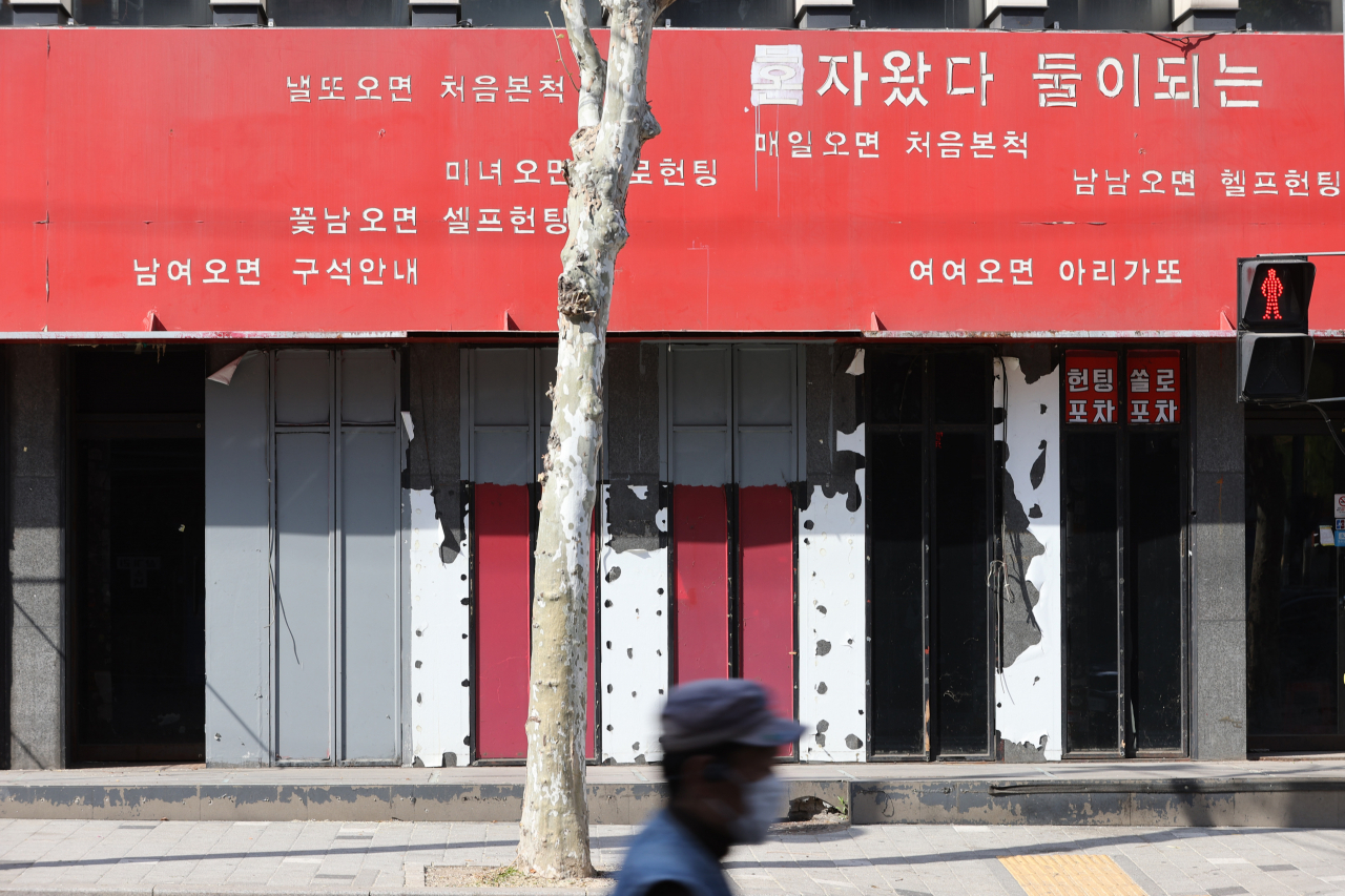 서울 마포구 홍대의 한 헌팅포차가 폐업으로 문이 닫혀있다. [사진=연합]