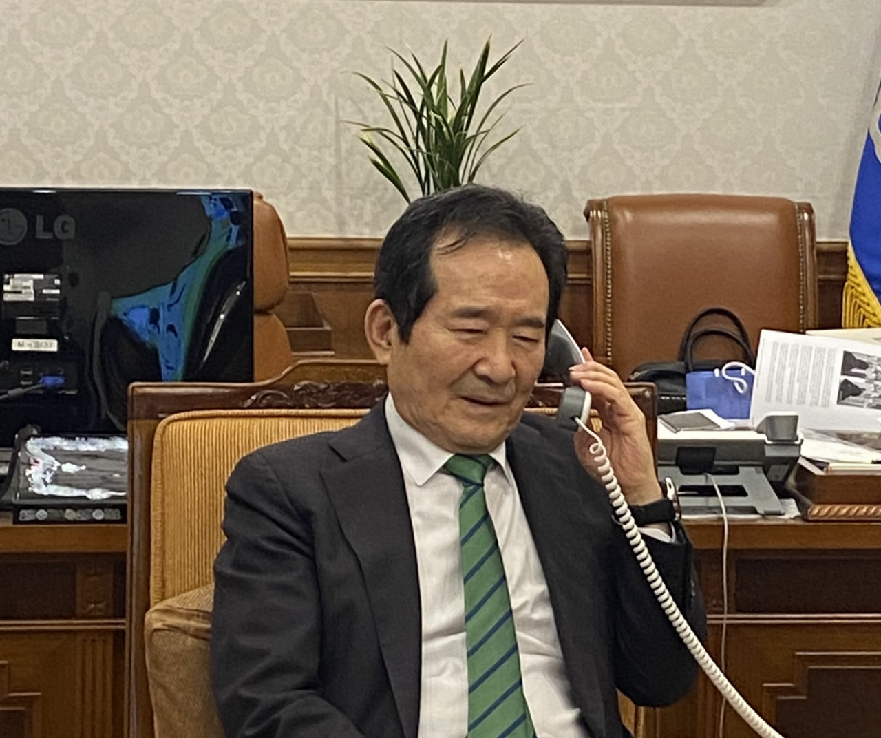 정세균 국무총리가 9일 이란에 석 달 간 억류됐다가 풀려난 화학 운반선 한국케미호의 이부재 선장과 전화통화하고 있다. [국무총리실 제공]