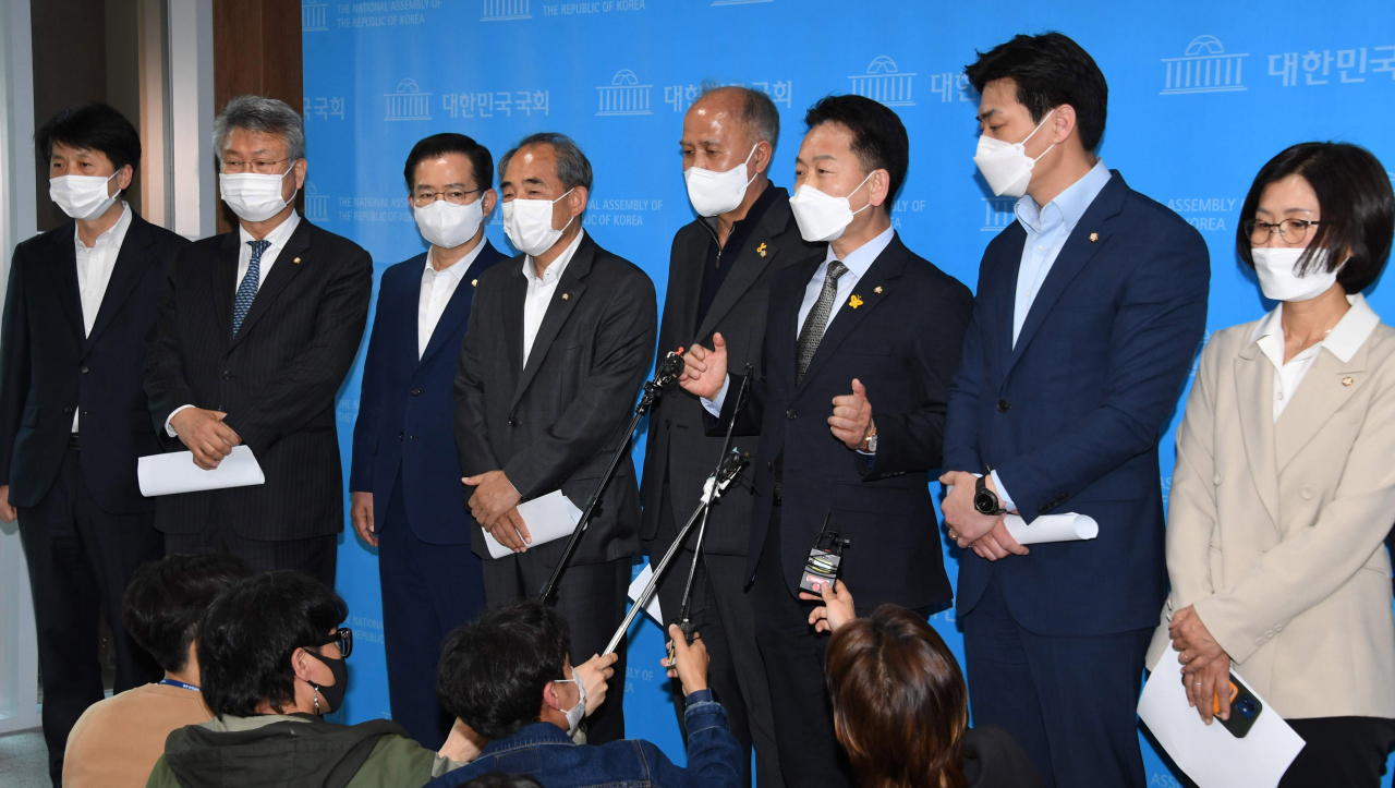 더불어민주당 초선의원들이 9일 서울 여의도 국회 소통관에서 4·7 재보선 참패와 관련해 초선 의원들의 입장을 밝히고 있다. [연합]