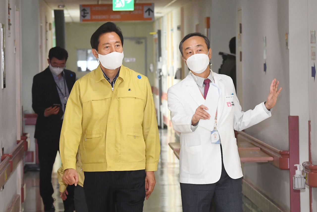 오세훈 서울시장이 지난 9일 오후 은평구 서울특별시 서북병원을 방문해 박찬병 서북병원장의 설명을 들으며 신종 코로나 바이러스 감염증(코로나19) 대응 현황을 점검하고 있다. 연합뉴스