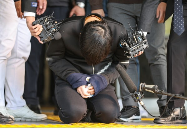 서울 노원구 아파트에서 '세 모녀'를 살해한 혐의를 받는 김태현이 9일 오전 검찰로 송치되기 위해 서울 도봉경찰서에서 나오다 무릎을 꿇고 피해자들에게 사죄하고 있다. [연합]