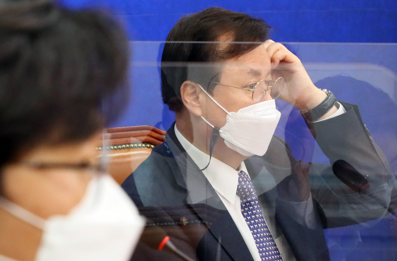 도종환 더불어민주당 비상대책위원장이 지난 9일 서울 여의도 국회에서 열린 2030 의원들과의 간담회에서 2030 의원들의 발언을 듣고 있다. 이상섭 기자