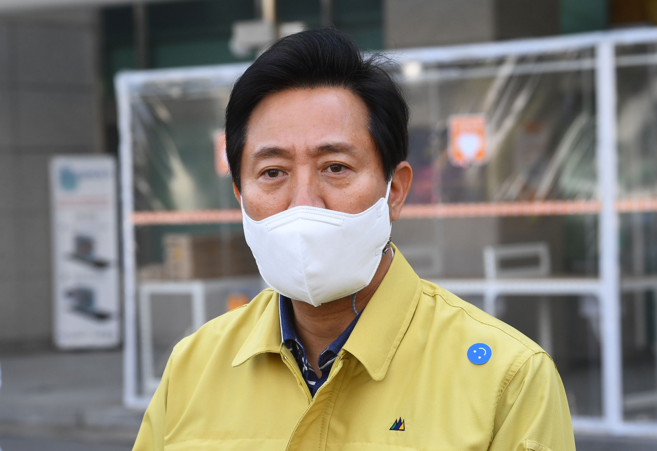 오세훈 서울시장이 지난 9일 오후 은평구 서울특별시 서북병원에서 신종 코로나 바이러스 감염증(코로나19) 대응 현황 점검 후 취재진 질문에 답하고 있다. [연합]