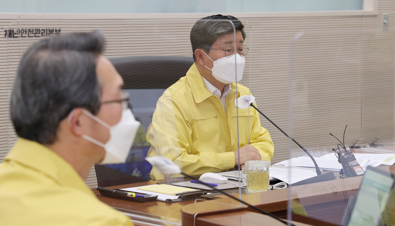 전해철 중앙재난안전대책본부(중대본) 제2차장(행정안전부 장관)이 지난 5일 오전 정부세종2청사 중앙재난안전상황실에서 열린 코로나19 대응 중앙재난안전대책본부 화상회의를 주재하고 있다. [행정안전부 제공]
