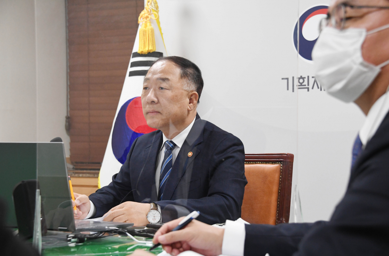 홍남기 경제부총리 겸 기획재정부 장관이 지난 8일 서울 광화문 정부서울청사에서 화상으로 열린 '국제통화위원회(IMFC) 회의'에서 발언하고 있다. [기획재정부 제공. 재판매 및 DB 금지] 연합뉴스