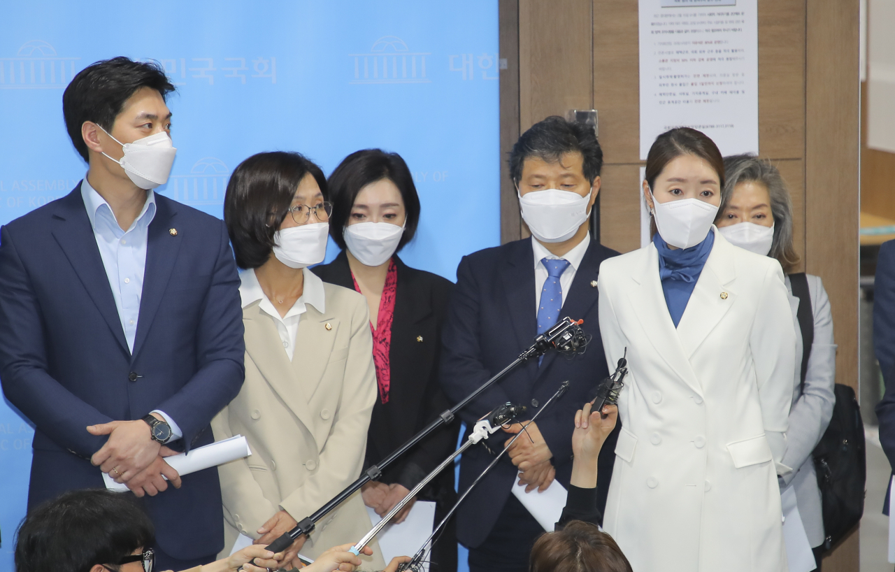 더불어민주당 초선의원들이 9일 서울 여의도 국회 소통관에서 4·7 재보궐 선거 참패와 관련해 초선 의원들의 입장을 밝힌 뒤 취재진과 인터뷰하고 있다. [연합]