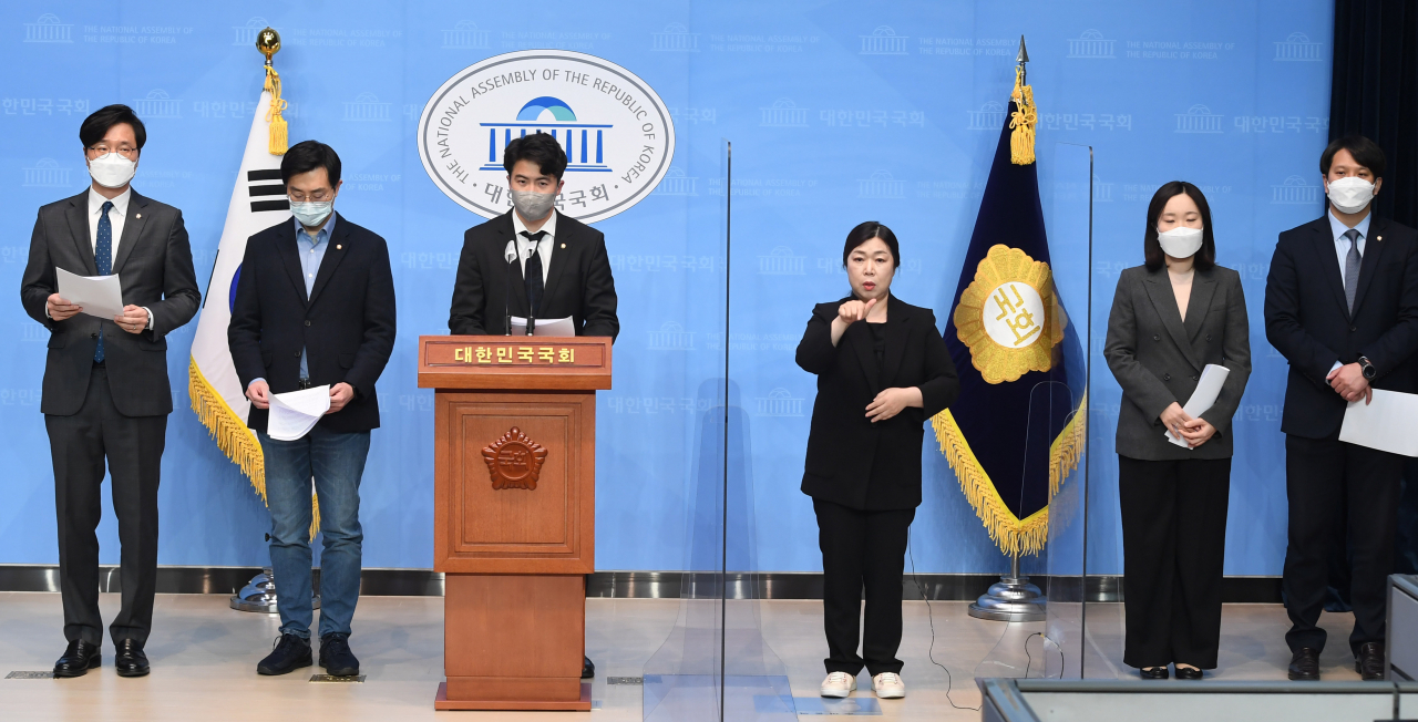 전용기, 오영환, 이소영, 장경태, 장철민 등 더불어민주당 초선 의원들이 지난 9일 오전 서울 여의도 국회 소통관에서 '더불어민주당 2030의원 입장문' 발표를 하고 있다. 이상섭 기자