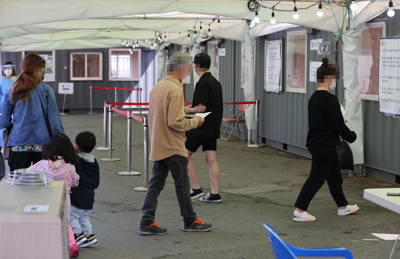 10일 오전 서울역 광장에 설치된 중구 임시선별검사소에서 시민들이 신종 코로나바이러스 감염증(코로나19) 선별검사를 받기 위해 대기하고 있다. [연합]