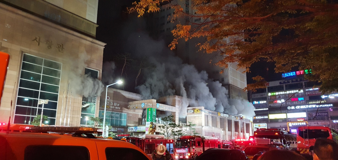 지난 10일 오후 경기 남양주시 다산동의 한 주상복합건물에서 불이 나 소방당국이 대응 2단계를 발령하고 진화하고 있는 모습. 이 화재는 발생 10시간 만인 11일 오전 2시 37분께 완전히 진화됐다. [연합뉴스]