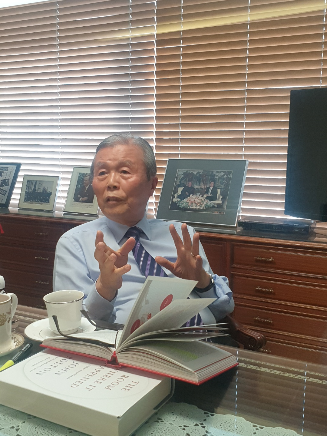 김종인 전 국민의힘 비상대책위원장이 9일 서울 광화문 개인 사무실에서 연합뉴스와 인터뷰하고 있다. [연합]