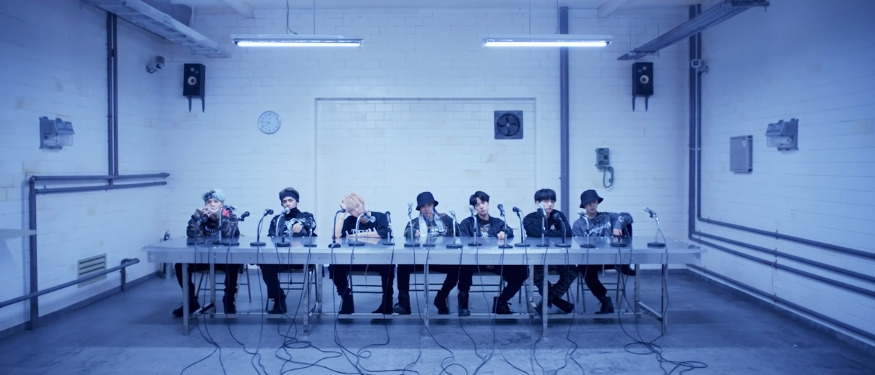 그룹 방탄소년단(BTS)의 ‘마이크 드롭’(MIC Drop) 리믹스 뮤직비디오가 유튜브 9억 뷰를 달성했다. 이미지는 뮤직비디오 초반 화면 갈무리 [유튜브]