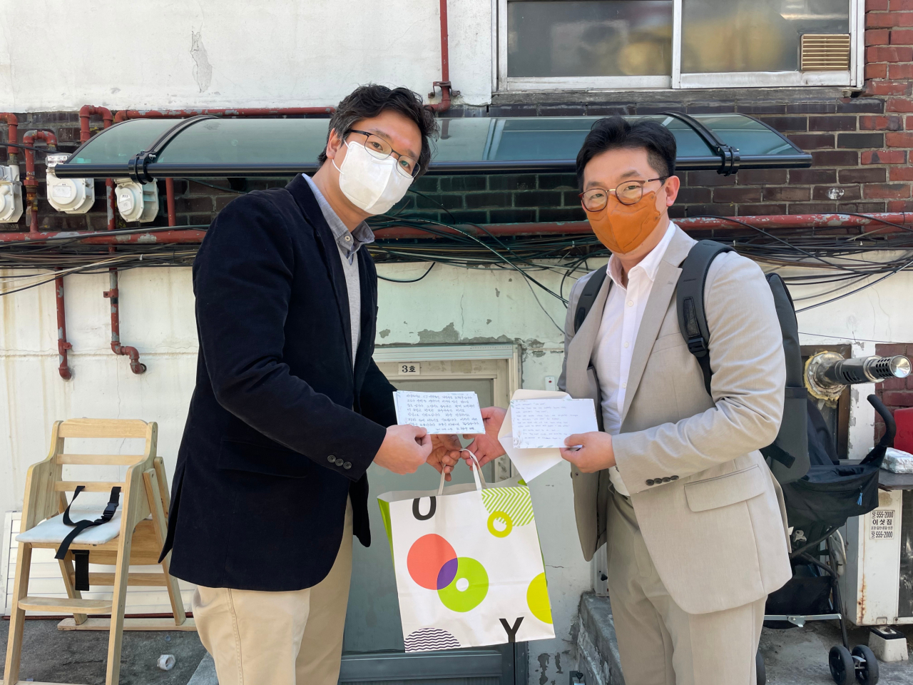 CJ대한통운 건설부문 임직원들이 온기꾸러미와 손수 쓴 안부 엽서를 전달하는 모습. [CJ대한통운]