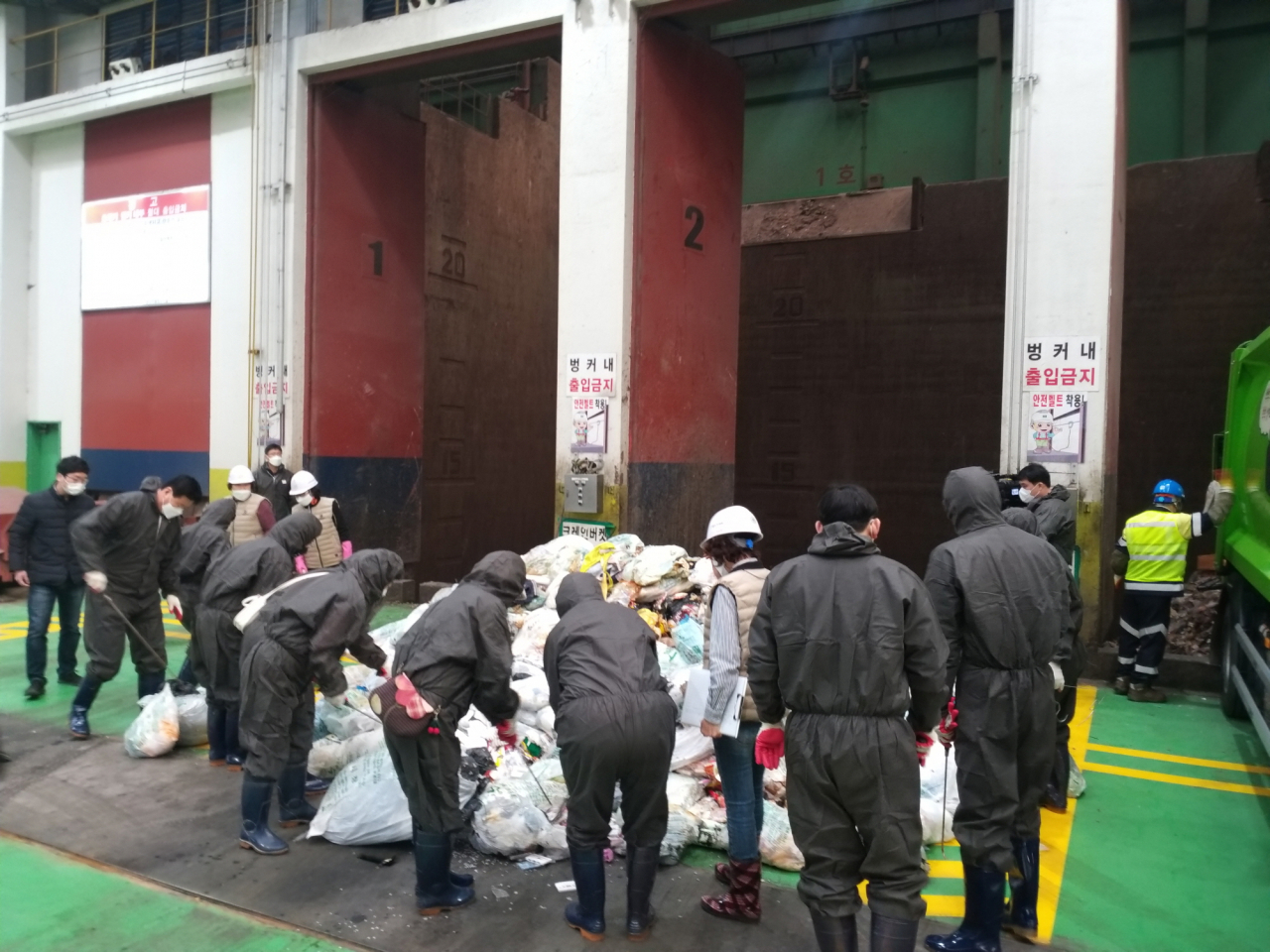지난 3월 주민들이 자원회수시설로 반입된 생활폐기물을 점검하고 있다.[수원시 제공]