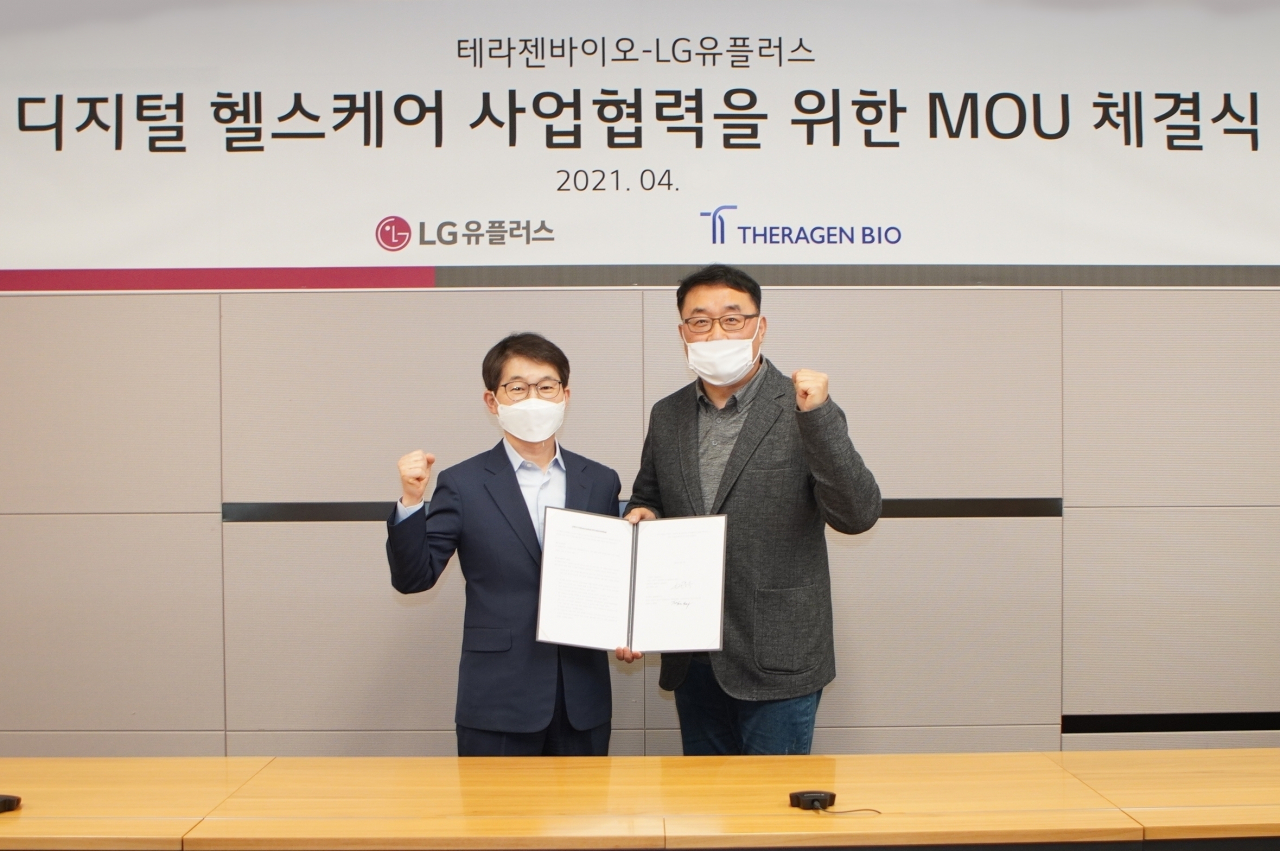 LG유플러스와 테라젠바이오는 유전체검사, 장내 미생물 검사 등 특화서비스를 활용하는 디지털 헬스케어 사업발굴에 협력하기로 했다고 12일 밝혔다. 사진은 서울 용산구 LG유플러스 본사에서 열린 협약식의 (왼쪽부터) 황태순 테라젠바이오 대표와 박종욱 LG유플러스 CSO(전무) [LG유플러스 제공]