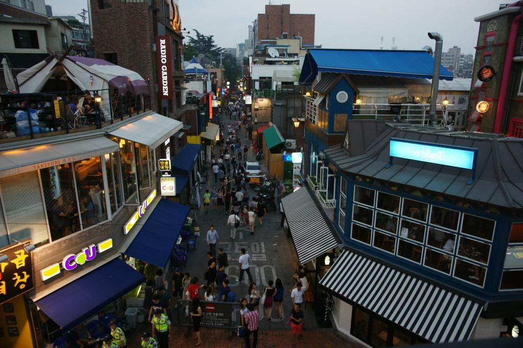 코로나19 이전 인파로 붐볐던 이태원 세계음식특화거리. [용산구 제공]