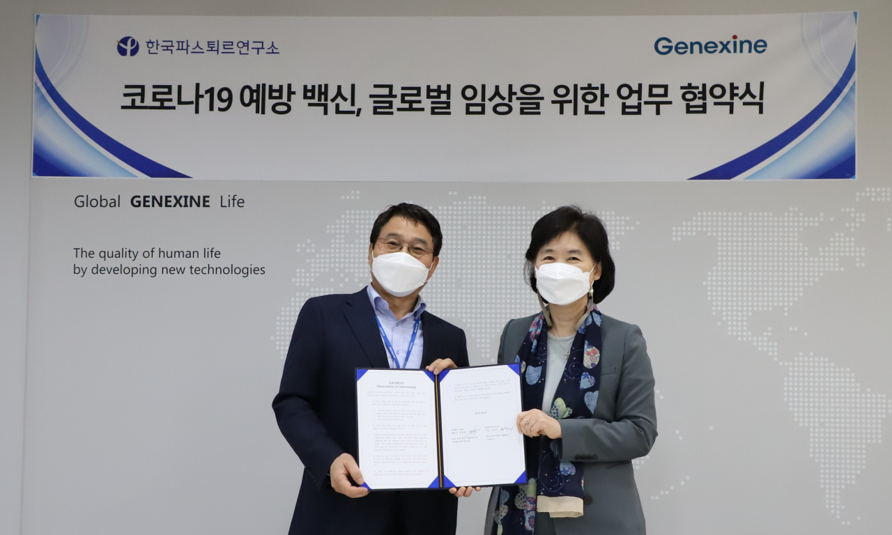 지영미(오른쪽) 한국파스퇴르연구소장과 성영철 제넥신 대표이사가 양해각서를 체결하고 있다.[한국파스퇴르연구소 제공]