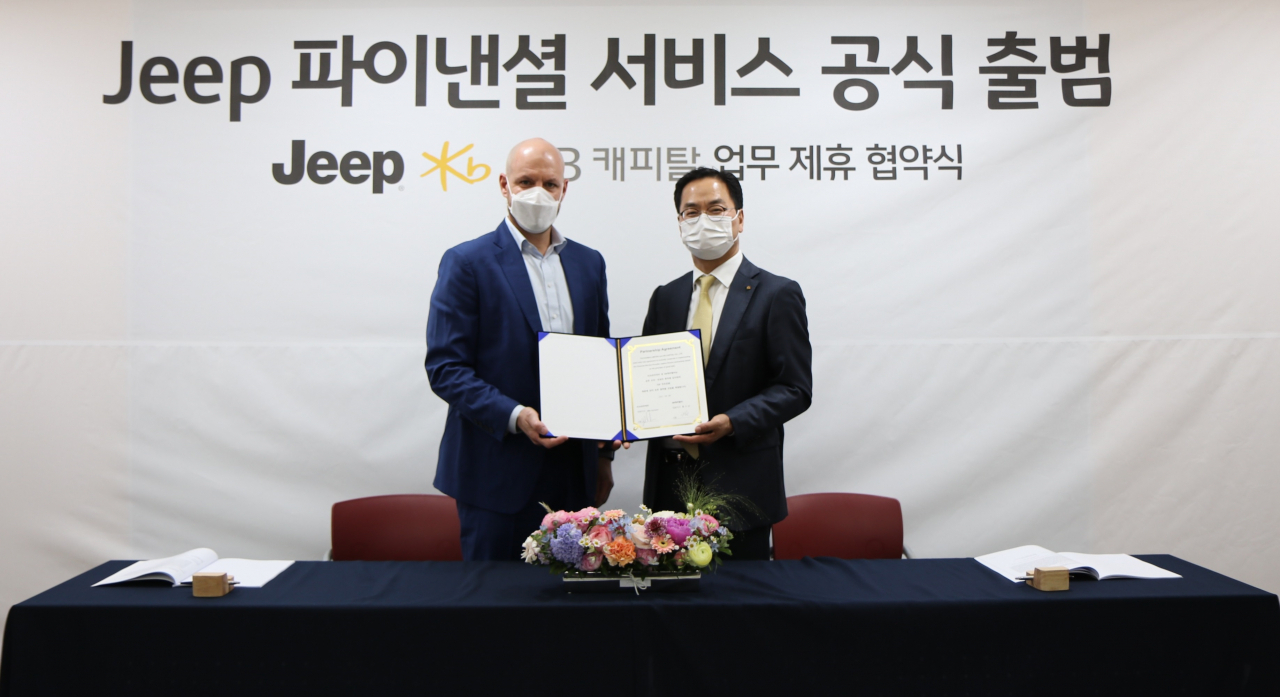 황수남 KB캐피탈 대표이사(오른쪽)와 제이크 아우만(Jake Aumann) FCA코리아 대표이사(왼쪽)가 ‘전속 금융 제휴 협약’을 체결한 후 기념촬영을 하고 있다.[KB캐피탈 제공]