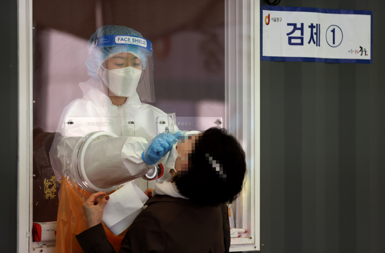 코로나19 신규 확진자 수가 늘어나면서 4차 유행에 접어든 가운데 지난 11일 오전 서울역 코로나19 임시선별검사소에서 의료진이 검체를 채취하고 있다. [연합]