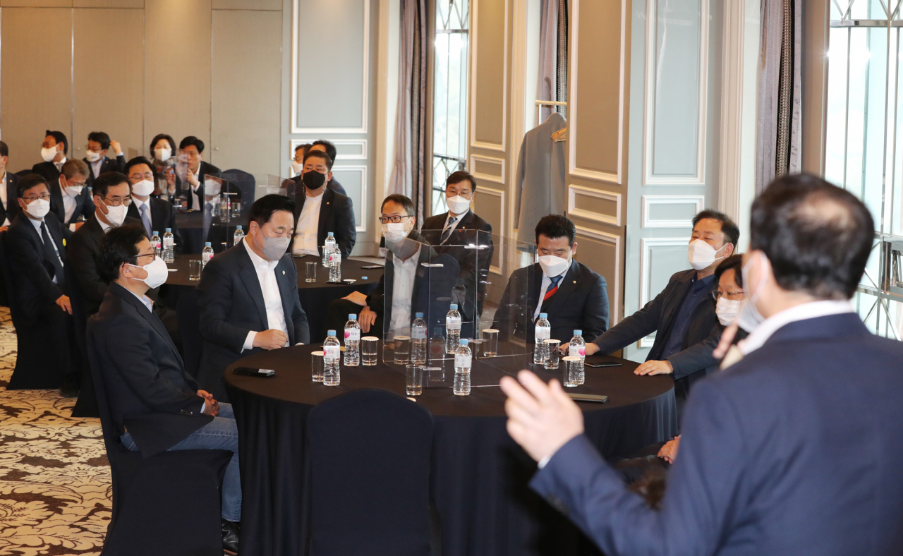 12일 오전 서울 여의도 켄싱턴호텔에서 열린 4.7 재보선참패후 더불어민주당의 쇄신진로를 위한 재선의원간담회에서 좌장 역할을 맡은 김철민 의원의 발언을 참석 의원들이 경청하고 있다. [연합]