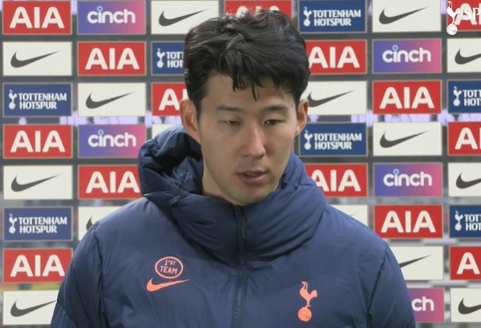 손흥민이 지난해 4월 12일(한국시간) 영국 런던의 토트넘 홋스퍼 스타디움에서 열린 맨체스터 유나이티드와의 2020-2021 잉글랜드 프리미어리그(EPL) 31라운드 홈 경기를 마치고 구단 공식 채널과 인터뷰 하고 있다. [연합]
