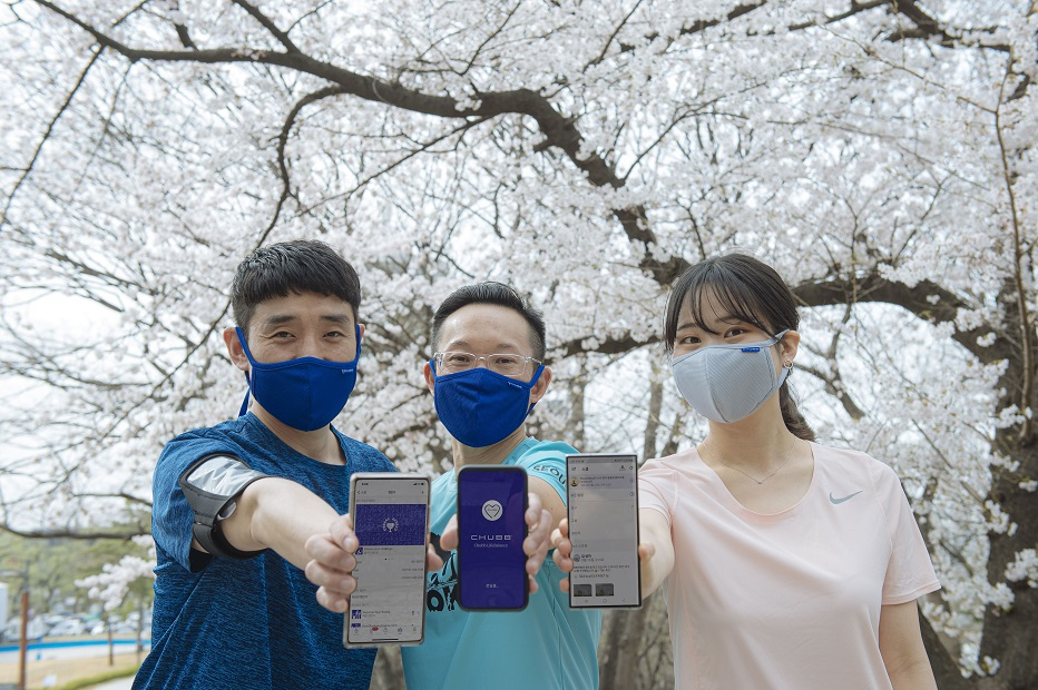 에이스손해보험의 에드워드 러(가운데) 사장과 직원들이 새로 출시한 디지털 건강관리 앱 ‘처브 라이프밸런스’를 선보이고 있다.