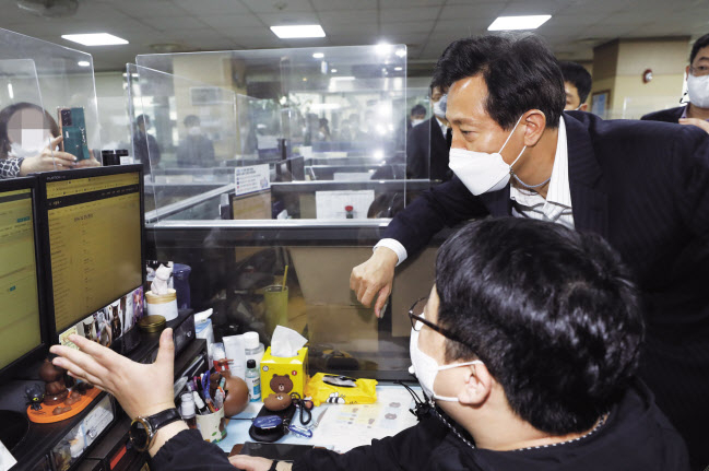 오세훈 서울시장이 12일 오전 서울 동대문구 120다산콜재단을 방문, 상담원과 대화하고 있다. [연합]