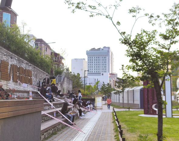 지난 11일 오후 5시30분께 서울 마포구 경의선책거리에 놓인 벤치 모습. 신종 콜코로나19 확산 방지를 위한 ‘착석 금지’ 안내에도 시민들이 삼삼오오 앉아 있다. 강승연 기자