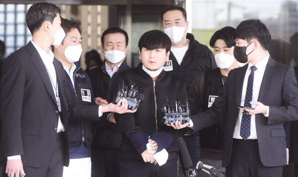지난 9일 오전 검찰에 송치되기 위해 서울 도봉경찰서를 나선 ‘노원구 세 모녀 살해’ 피의자 김태현이 취재진 앞에서 마스크를 벗고 자신의 맨얼굴을 공개하고 있다. 이상섭 기자