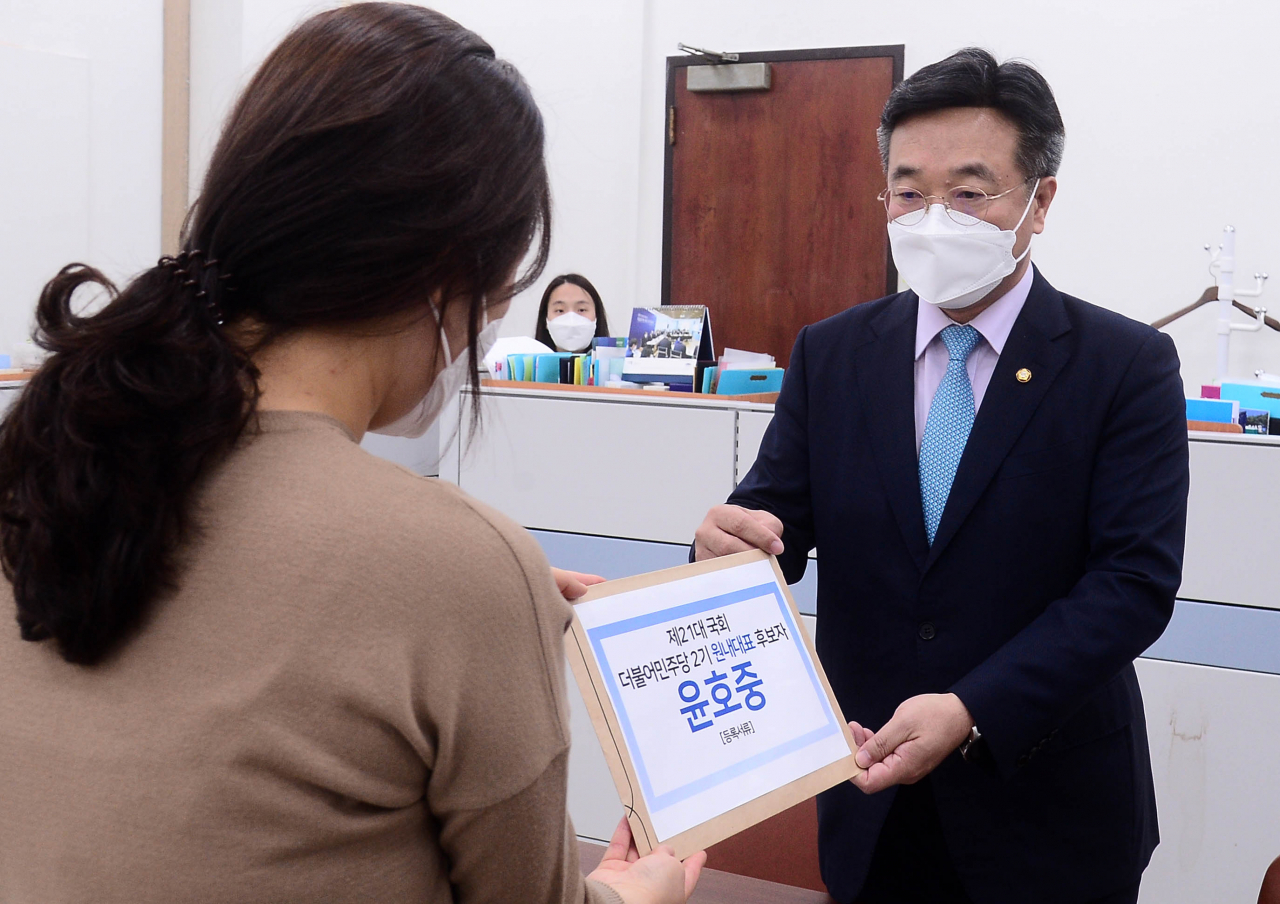 윤호중 더불어민주당 의원이 12일 서울 여의도 국회에서 차기 원내대표 출마를 위해 후보 등록을 하고 있다. 이상섭 기자