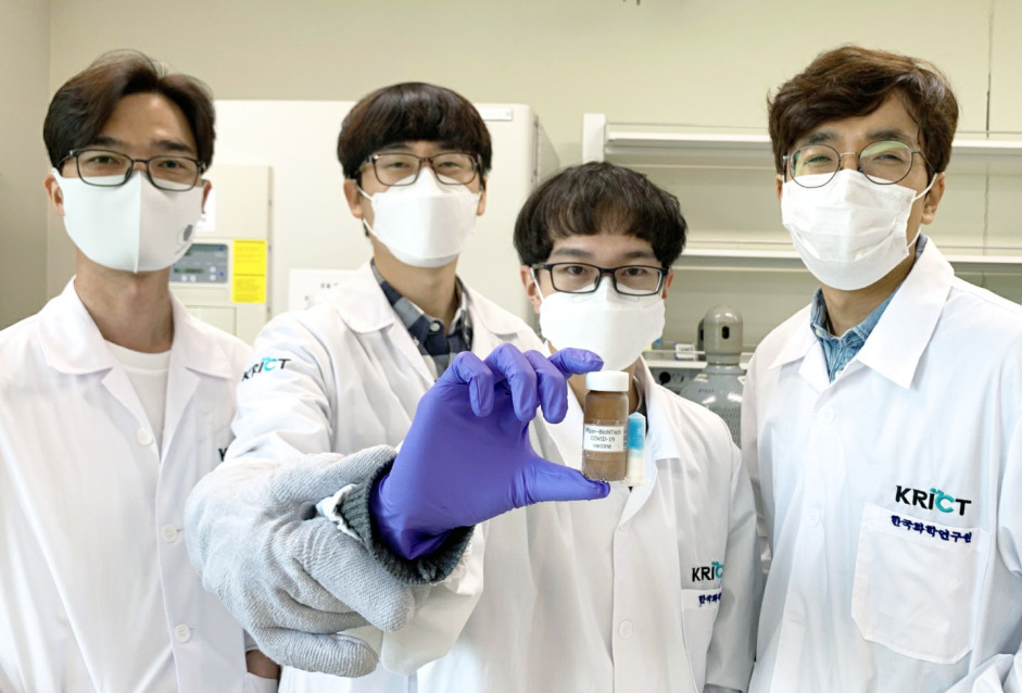 왼쪽부터 황성연, 박제영, 탄-하오 박사과정, 오동엽 박사가 ‘극저온 온도변화 감지장치’가 부착된 백신 모의 샘플을 들고 있다.[한국화학연구원 제공]