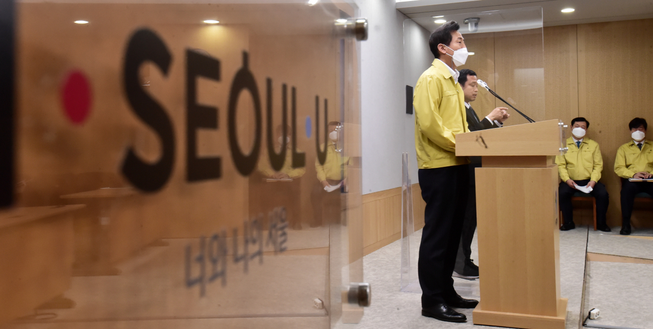 오세훈 서울시장이 12일 오전 서울시청에서 코로나19 관련 기자 브리핑을 하고 있다. [연합]