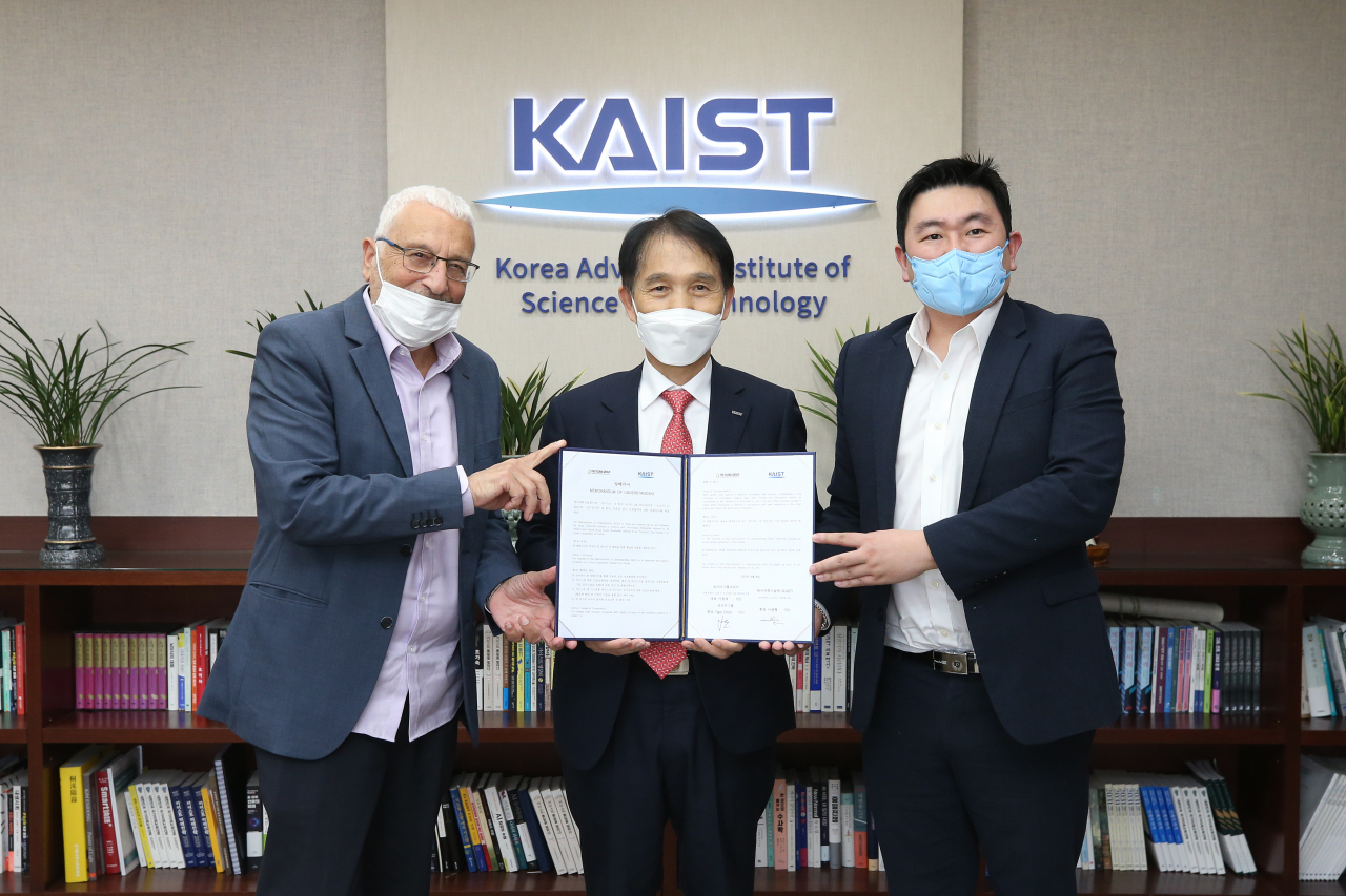 이갈 에를리히(왼쪽) 요즈마그룹 회장과 이광형 KAIST 총장(가운데), 이원재 요즈마그룹 아시아총괄대표가 KAIST 대전 본원에서 MOU를 체결했다.[KAIST 제공]