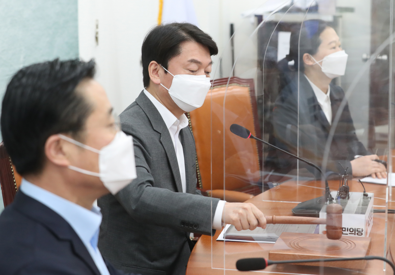 안철수 국민의당 대표가 12일 오전 서울 여의도 국회에서 열린 최고위원회의에서 의사봉을 두드리고 있다. [헤럴드경제=이상섭 기자]