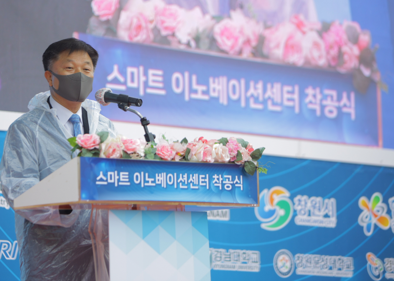 12일 열린 스마트 이노베이션센터 착공식에서 유동욱 전기연구원 원장 직무대행이 환영사를 전하고 있다.[한국전기연구원 제공]
