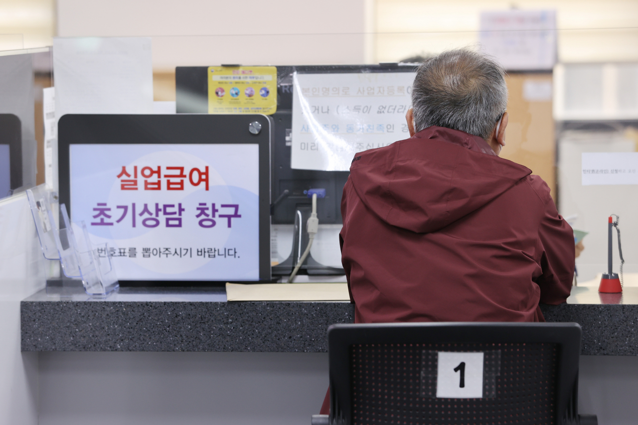 지난달 24일 서울 마포구 서부고용복지센터를 찾은 한 시민이 실업급여 수급자격 상담을 하고 있다. [연합]