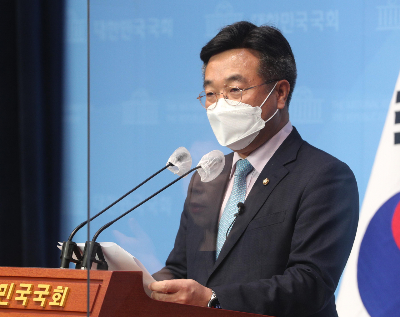 더불어민주당 원내대표 후보 등록을 마친 윤호중 의원이 12일 국회 소통관에서 원내대표 출마 선언 기자회견을 하고 있다. [사진=이상섭 기자/babtong@heraldcorp.com]