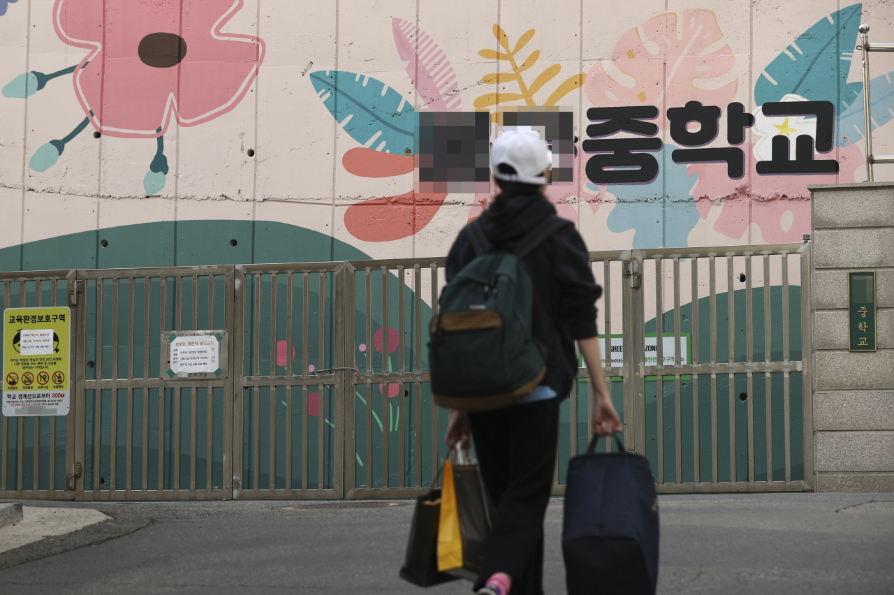 지난 달 18일 코로나 확진자 발생으로 문이 닫힌 서울의 한 중학교 모습. [연합]