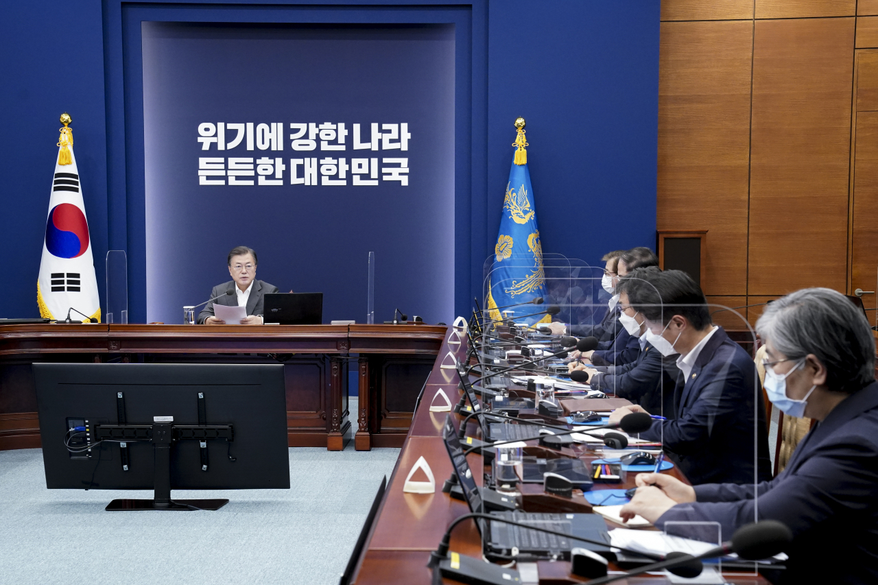문재인 대통령이 12일 오후 청와대 여민관에서 열린 '코로나19 대응 특별방역 점검 회의'에서 발언하고 있다. [연합]