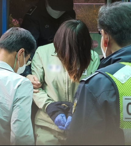 구미에서 숨진 3세 여아의 친모가 아닌 언니로 드러난 김모 씨가 첫 재판이 열린 9일 법정으로 향하고 있다. [연합]
