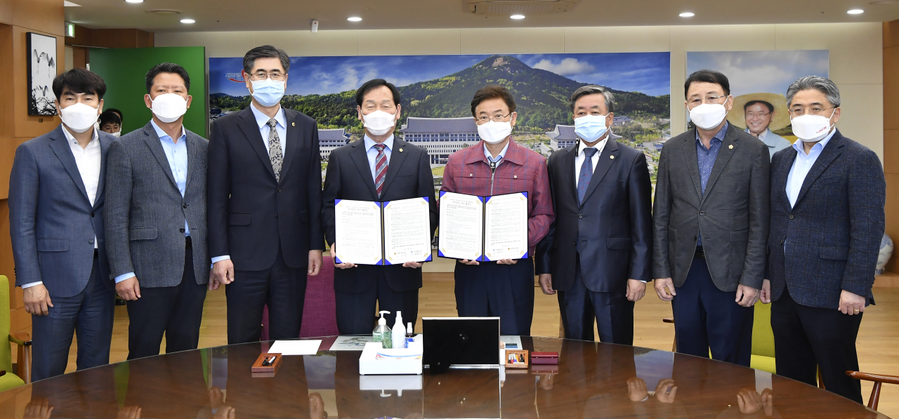 경북도와 도의회는 12일 도 산하기관 인사검증 대상을 확대하는 협약을 체결했다.[경북도 제공]