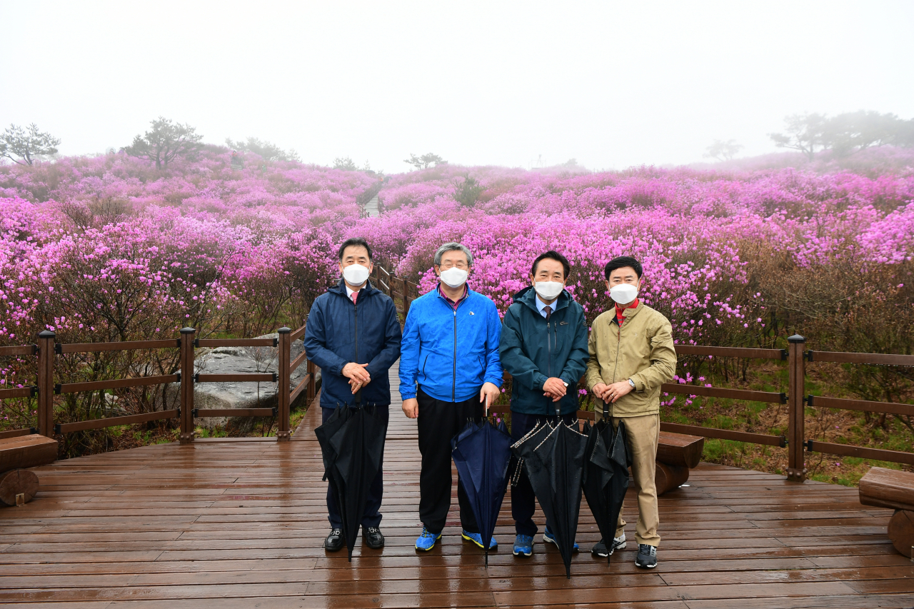 대구 달성군 비슬산 정상 참꽃군락지에서 구자학 달성군의장(왼쪽부터), 곽용환 고령군수, 김문오 달성군수, 성원환 고령군의장이 기념 촬영을 하고 있다.[고령군 제공]