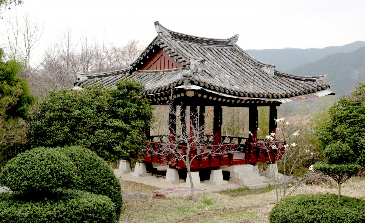 보성 죽산안씨 빙월정. 우산리 보성강변 절벽에 세운 정자. 안방준이 낚시하던 은봉조대에 후손들이 세워 손님들을 응대했다. [남도일보 서정현 선임기자]