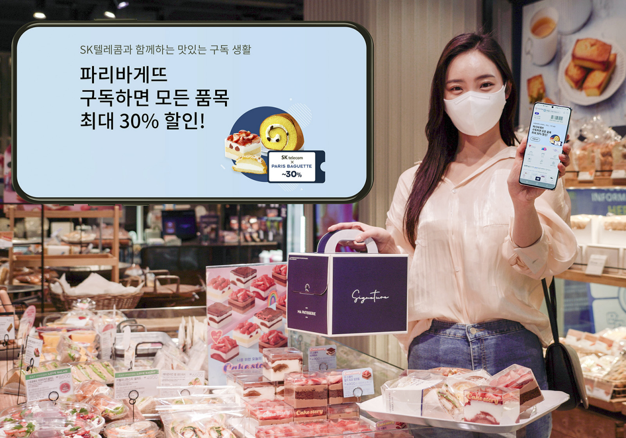 SK텔레콤 고객이 파리바게뜨 매장에서 구독 서비스를 이용해 할인을 받는 모습 [SK텔레콤 제공]