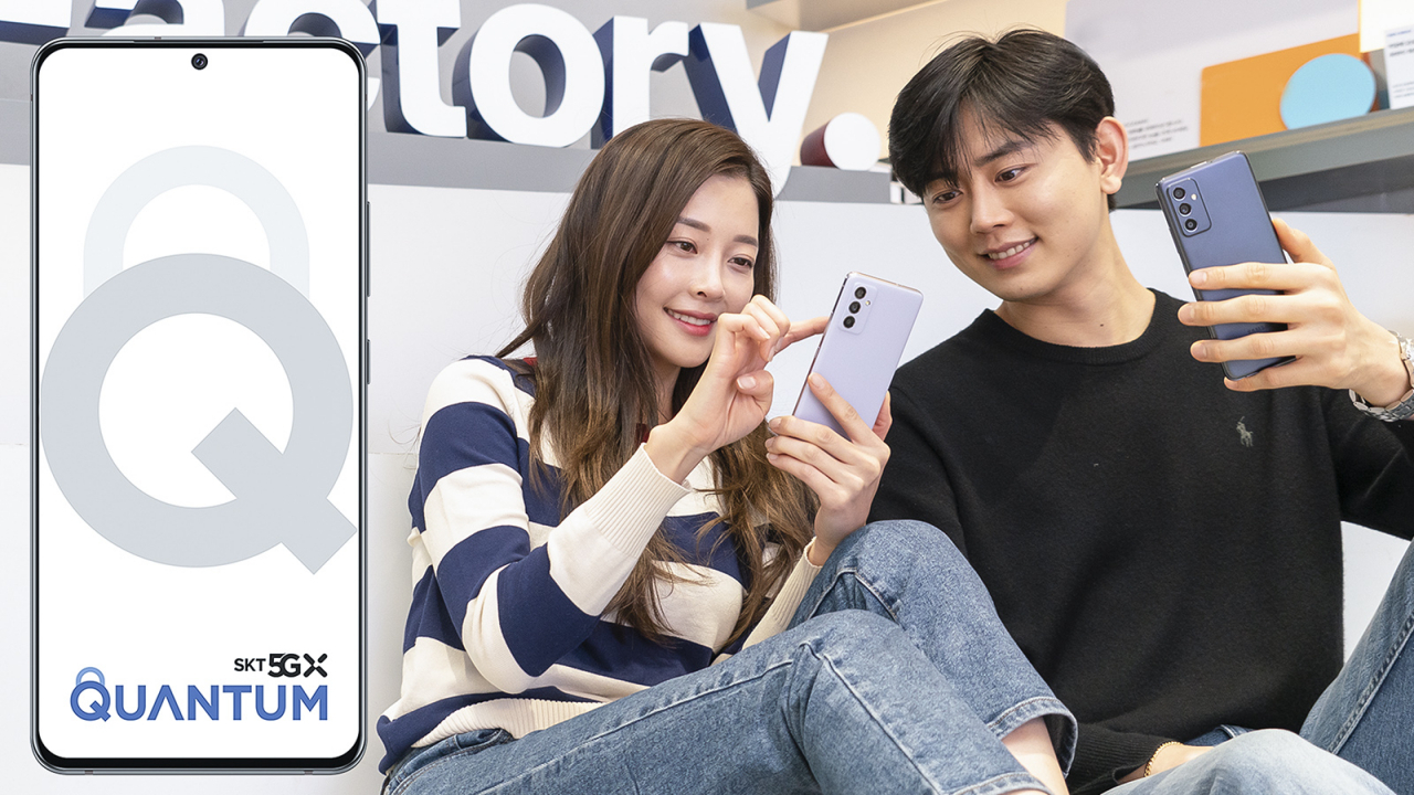 SK텔레콤 홍보모델들이 ICT멀티플랙스 T팩토리에서 양자보안 기술이 적용된 5G 스마트폰 ‘갤럭시 퀀텀2’를 소개하고 있다. SK텔레콤은 13일부터 19일까지 갤럭시 퀀텀2 예약 판매에 돌입한다. [SK텔레콤]
