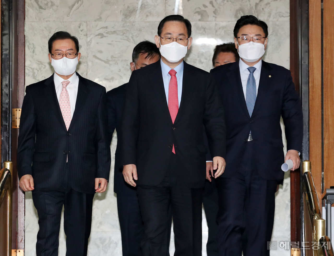 [헤럴드경제=이상섭 기자] 주호영 국민의힘 당대표 권한대행, 이종배 정책위의장을 비롯한 지도부가 13일 오전 서울 여의도 국회에서 열린 원내대책회의에 참석하고 있다. babtong@heraldcorp.com