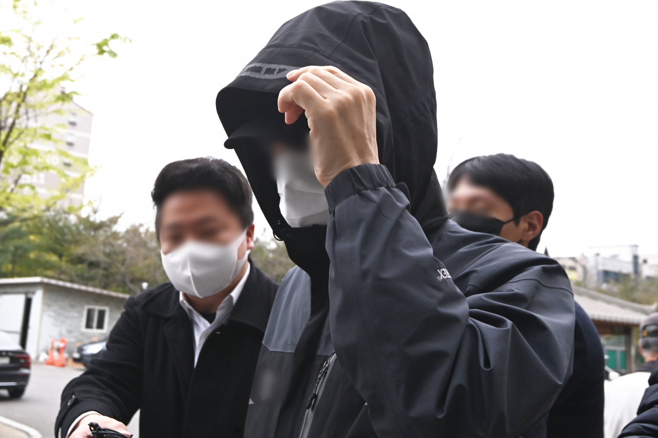 광명·시흥 신도시 사업부서에서 근무하며 얻은 미공개 정보를 이용해 토지를 매입한 혐의를 받는 현직 한국토지주택공사(LH) 직원 A씨가 지난 12일 오전 경기 안산시 수원지법 안산지원에서 열린 구속 전 피의자 심문(영장실질심사)에 출석하고 있다. [연합]