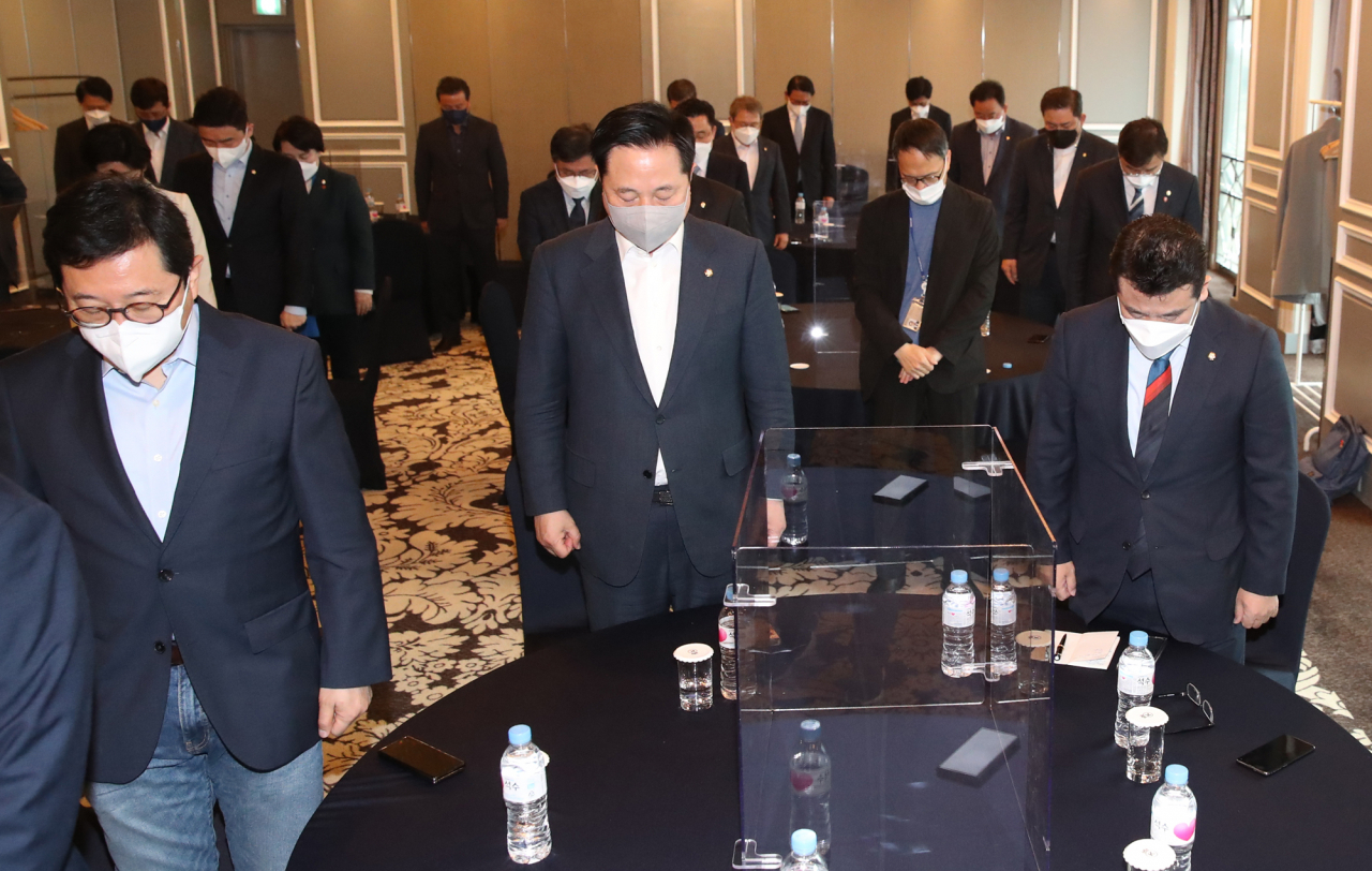 지난 12일 오전 서울 여의도 켄싱턴호텔에서 열린 4.7 재보선 참패후 더불어민주당의 쇄신진로를 위한 재선의원간담회에서 김한정(왼쪽부터), 김두관, 박정 의원 등 재선의원들이 고(故) 김대중 노무현 대통령에 대해 묵념을 하고 있다. 이상섭 기자