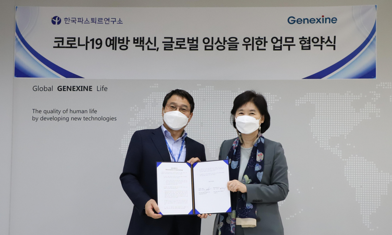 제넥신은 한국파스퇴르연구소와 함께 자사 신종 코로나바이러스 감염증(코로나19) 백신 후보물질(GX-19N)의 변이 바이러스에 대한 방어 효능을 확인하기 위한 글로벌 임상시험에 나선다고 12일 밝혔다. 사진은 성영철 제넥신 대표이사와 지영미 한국파스퇴르연구소 소장이 경기도 판교 제넥신 본사에서 양해각서를 교환하는 모습이다. [자료제공=제넥신]