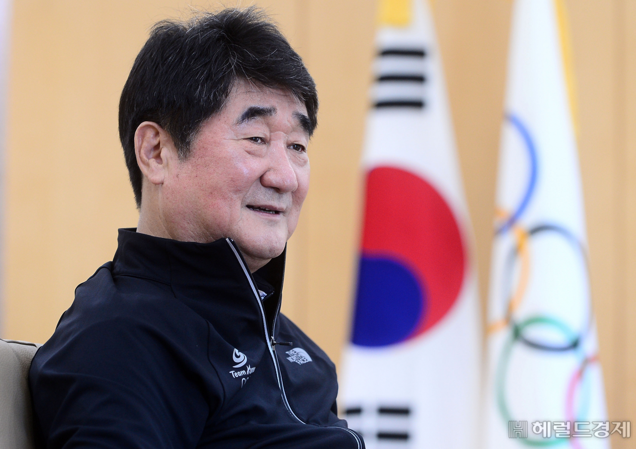신치용 진천선수촌장이 8일 헤럴드경제와 인터뷰에서 도쿄올림픽 100일을 앞둔 한국 선수단의 준비 상황에 대해 설명하고 있다. 진천=이상섭 기자
